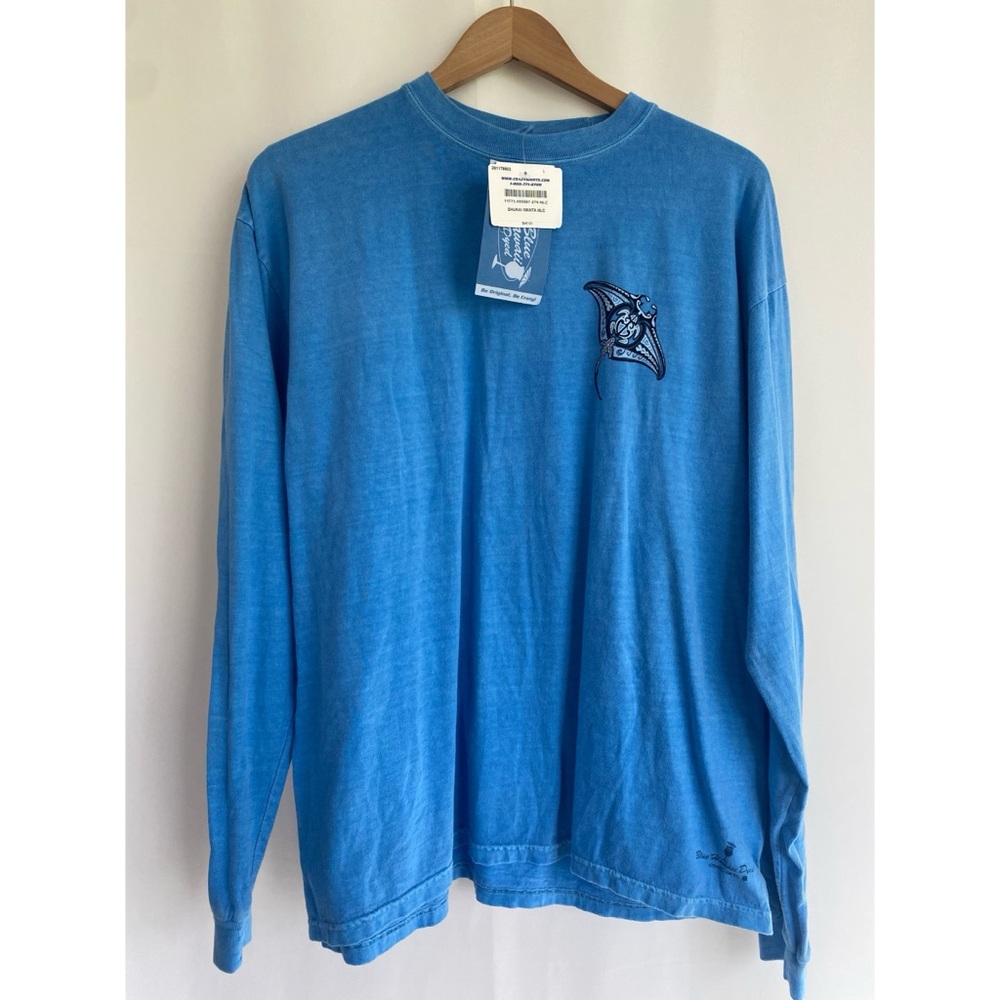 CRAZY SHIRTS Men’s ‘Hawaii Sting Manta Ray’ Blue Long Sleeve Crew Neck T-Shirt